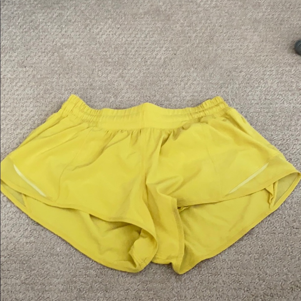 Lululemon hottie shorts 2.5 size 6 yellow
